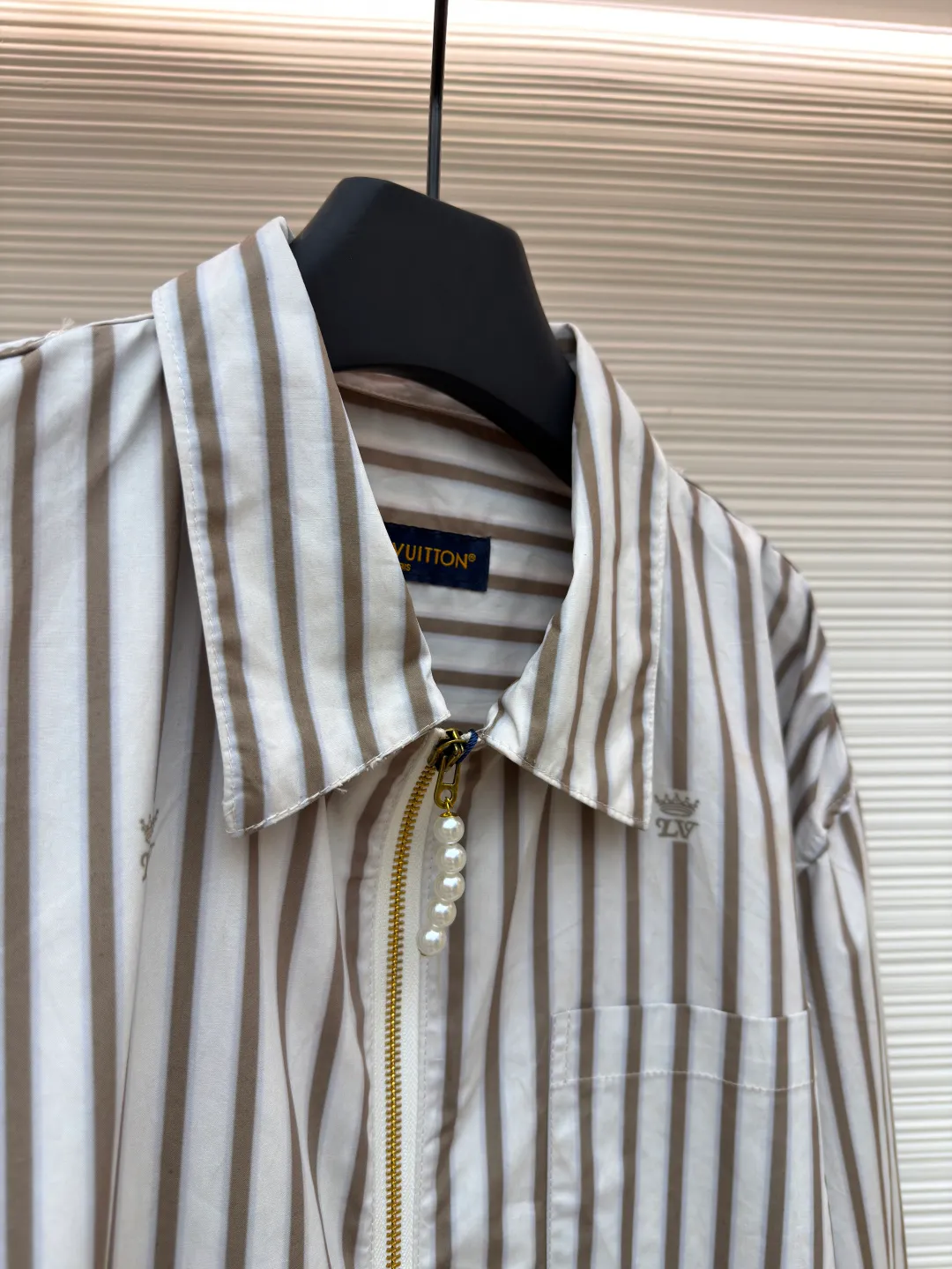 LOUIS VUITTON striped zipper shirt jacket ●Original version: Purchased and developed for 21700 ●Item number: 1681773-A60 ●Fabric: high-count cotton blended fabric ●Technology: dark pattern embroidery production ●Color: white and gray stripes ●Version: fitted version ●Weight: about 320 grams ●Size: S-M-L-XL ●Description: Made of imported high-count cotton blended fabric, the texture is soft and skin-friendly and has a stiff feel. It is comfortable and breathable to wear and not easy to wrinkle, making it easy to take care of daily. The neckline adopts a classic lapel design, with a full zipper opening and closing method, breaking the button constraints of traditional shirts, making it more casual to put on and take off and with a stronger sense of style; the body is printed with gray and white vertical stripes pattern, supplemented by the brand's iconic Monogram dark embroidery decoration, the details highlight the brand's recognition. The stripe elements not only modify the body shape but also add a simple and high-end sense; the overall version is a loose oversize silhouette, which is highly tolerant and suitable for all types of body shapes. It can be worn alone or as a layered outer layer, suitable for various scenes. The overall wiring is straight and delicate, the fabric is comfortable and soft, and the color is consistent without color difference. It can be matched with the same style to create a fashionable look and control various occasions. Customized accessories, complete with three standards, same style for men and women!
